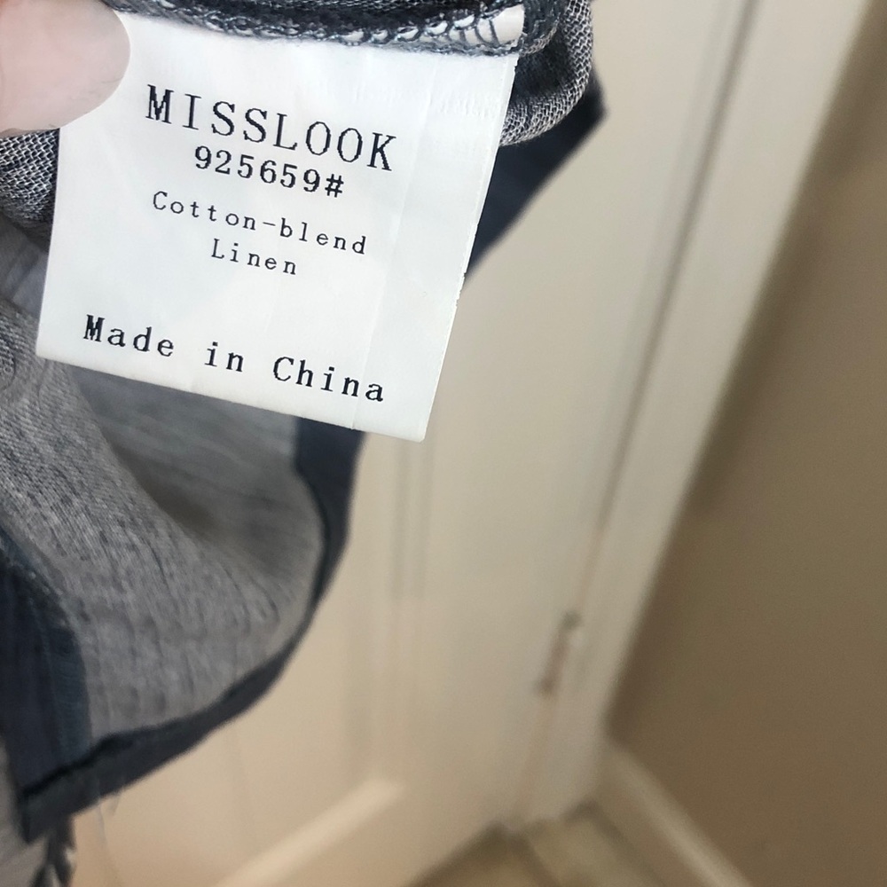 NWOT MISSLOOK Charcoal Grey Top with White Floral Accents - Picture 5 of 7